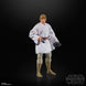 Vue latérale de la figurine Luke Skywalker Star Wars, mettant en valeur son design fidèle et ses accessoires inclus.
