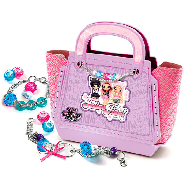 Vue rapprochée des éléments colorés du kit Na! Na! Na! Surprise pour fabriquer bracelets et colliers