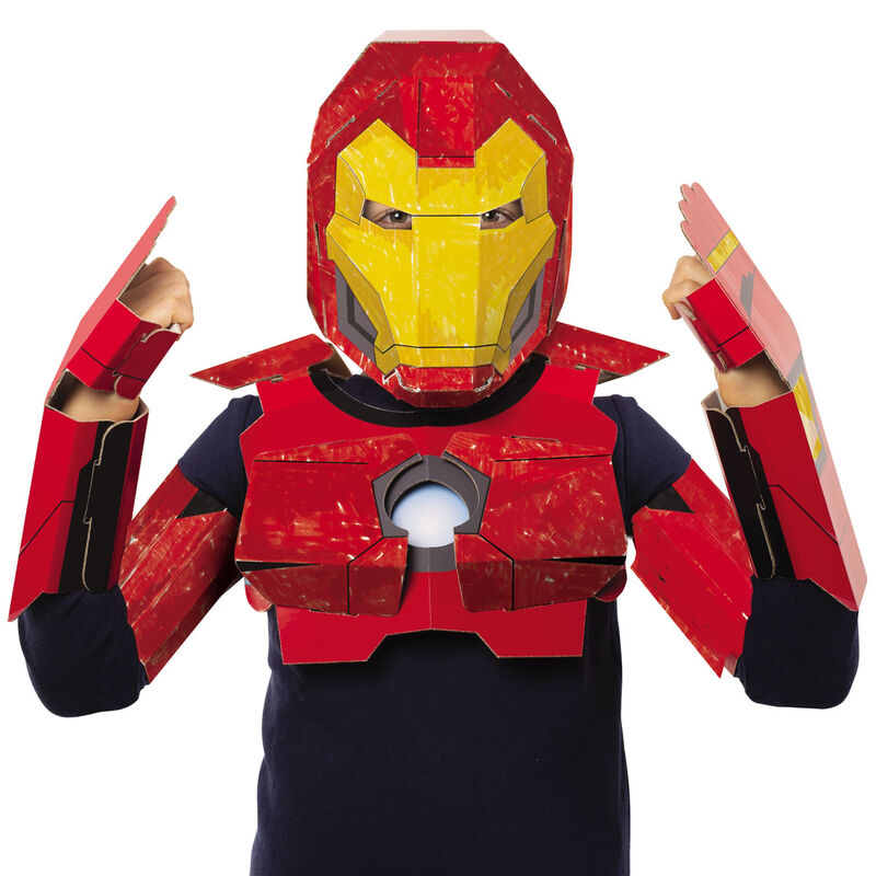 Masque Iron Man assemblé en carton, produit fini du kit créatif CLEMENTONI pour enfants de 5 ans et plus