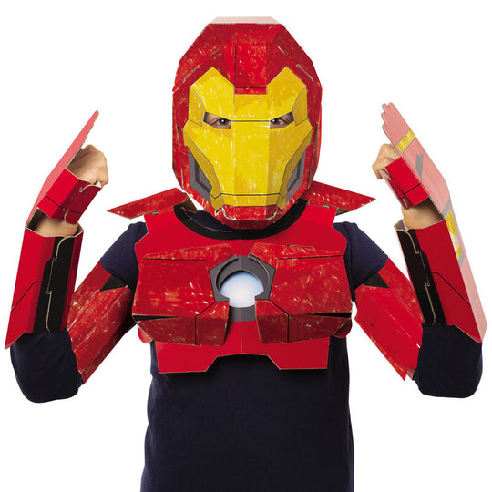 Masque Iron Man assemblé en carton, produit fini du kit créatif CLEMENTONI pour enfants de 5 ans et plus