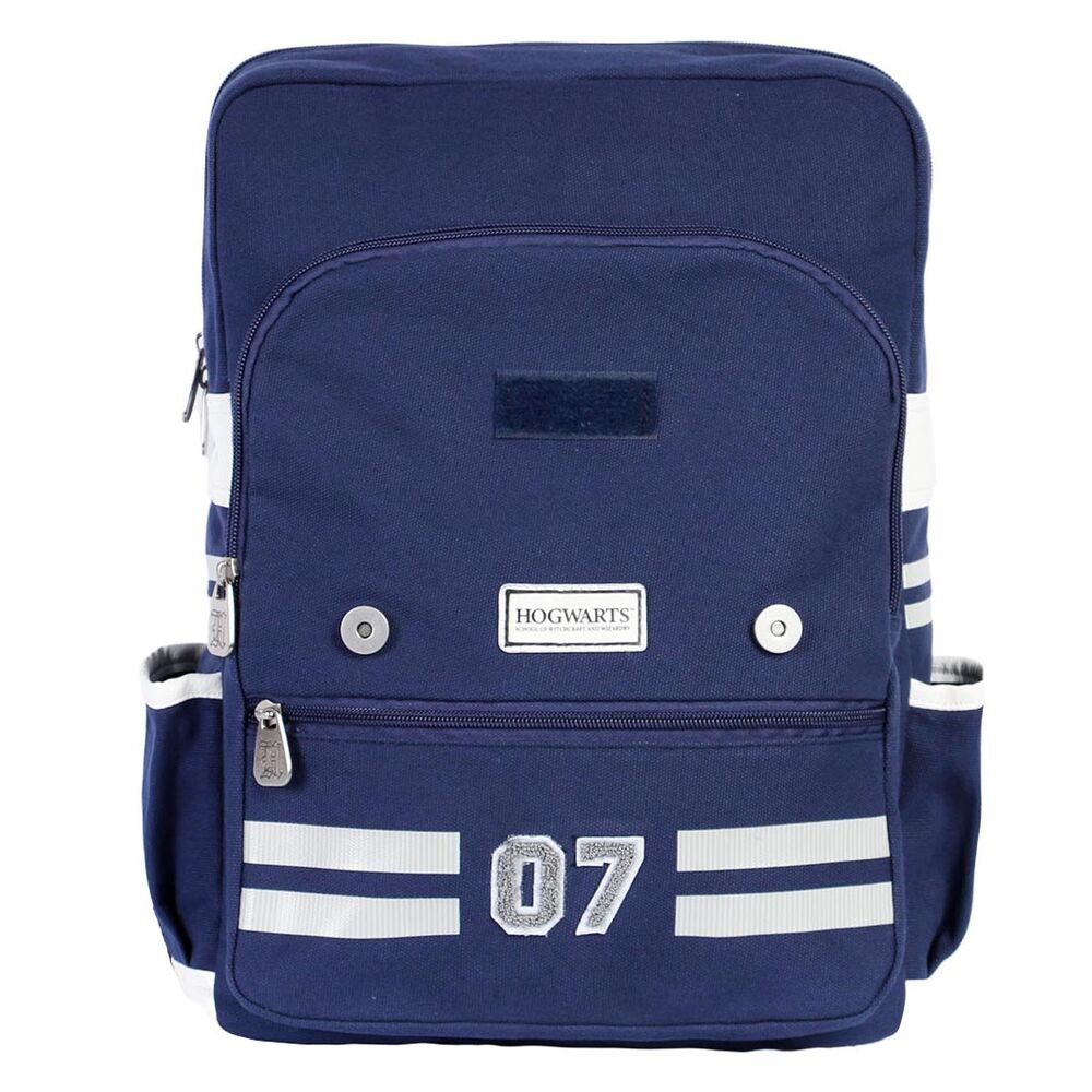 Sac à dos Oxford Academy Hogwarts porté par un modèle en extérieur