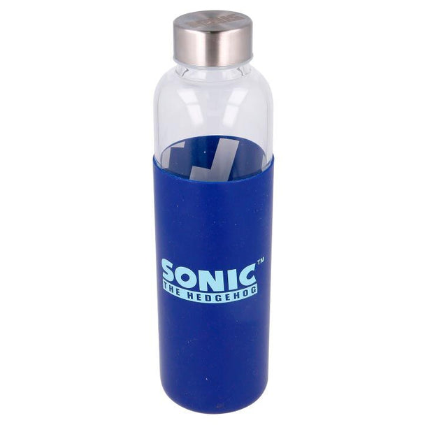 Gros plan sur l'étui en silicone antidérapant bleu avec motif Sonic The Hedgehog sur la bouteille en verre