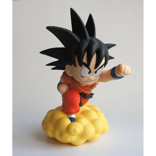 Tirelire Dragon Ball Son Goku sur Nuage Kinton, vue latérale montrant la fente pour pièces et la finition soignée