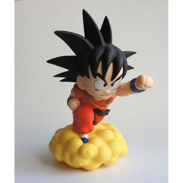 Tirelire Dragon Ball Son Goku sur Nuage Kinton, vue latérale montrant la fente pour pièces et la finition soignée