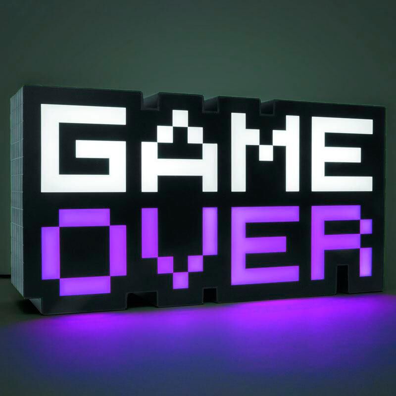 Image de la lampe Game Over 8-BIT avec câble USB branché à un ordinateur portable