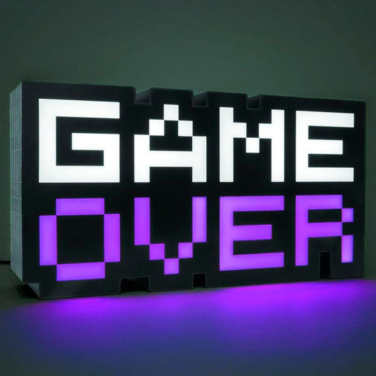 Image de la lampe Game Over 8-BIT avec câble USB branché à un ordinateur portable