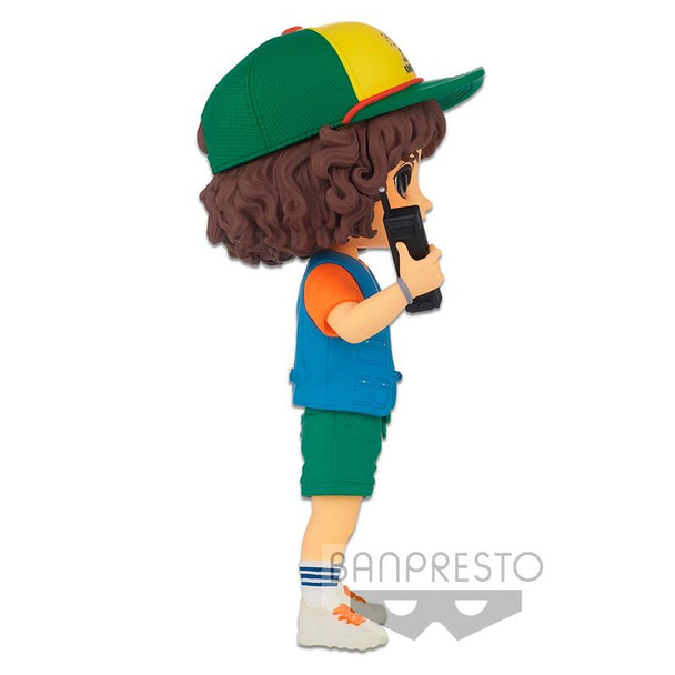 Détail de la figurine Dustin Q Posket avec son chapeau emblématique et son expression souriante