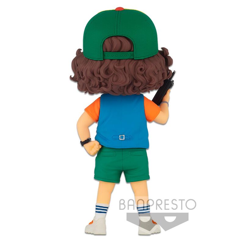 Vue latérale de la figurine Stranger Things Dustin Q Posket mettant en valeur la posture et les couleurs vives
