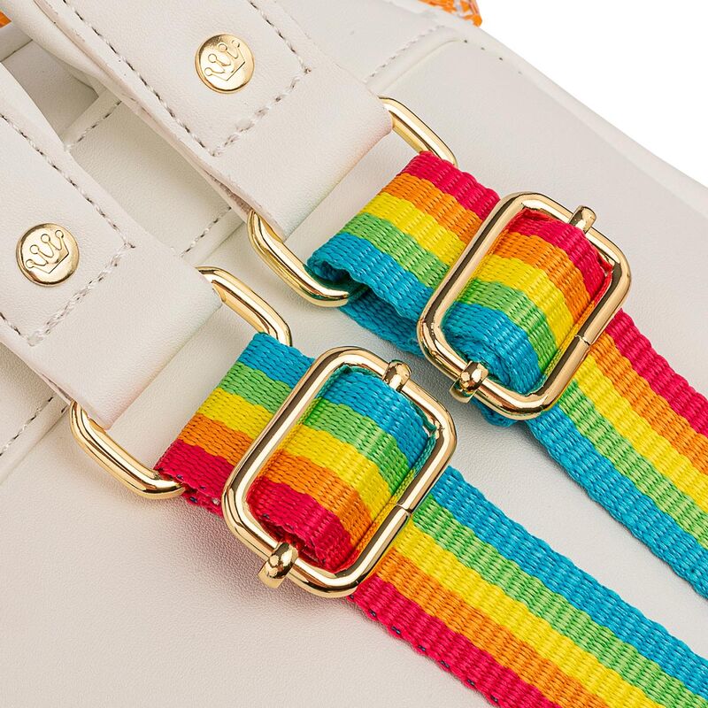 Sac à dos Loungefly Minnie Rainbow porté par un mannequin en extérieur