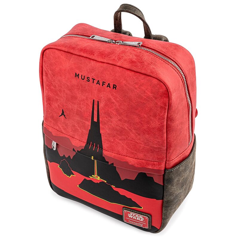 Sac à dos Star Wars Mustafar Loungefly porté par un mannequin dans un décor urbain