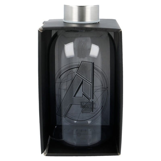 Vue latérale de la bouteille Marvel Avengers en verre transparent montrant le design détaillé des personnages