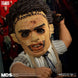 Figurine Leatherface articulée en position dynamique avec tronçonneuse