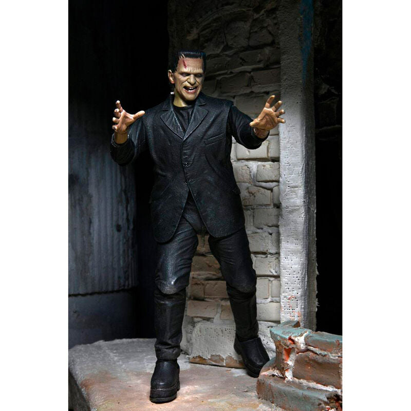 Figurine NECA Frankenstein Monster en pose dynamique sur fond neutre