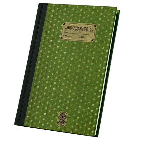 Cahier Harry Potter Serpentard premium fermé montrant la couverture verte et argentée avec logo Serpentard
