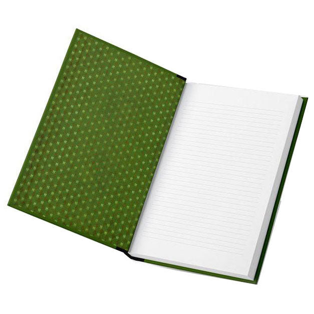 Cahier Harry Potter Serpentard premium posé sur un bureau avec accessoires scolaires autour