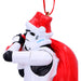 Détail du visage Stormtrooper avec bonnet de Noël sur l'ornement polyrésine