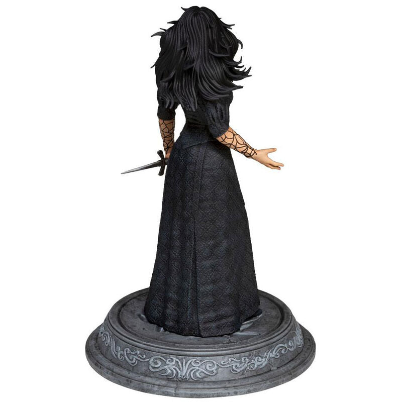 Vue arrière de la statue Yennefer 20 cm montrant la cape et les détails du costume