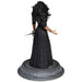 Vue arrière de la statue Yennefer 20 cm montrant la cape et les détails du costume
