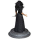 Vue arrière de la statue Yennefer 20 cm montrant la cape et les détails du costume
