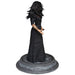 Photo de la figurine Yennefer avec éclairage mettant en valeur les couleurs et textures