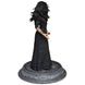 Photo de la figurine Yennefer avec éclairage mettant en valeur les couleurs et textures