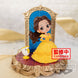 Figurine Belle Q Posket Disney posée sur un socle décoratif BANPRESTO
