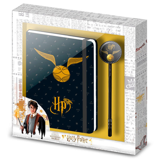 Vue du coffret Harry Potter Wings avec carnet et stylo décoratif sur fond blanc, dimensions visibles