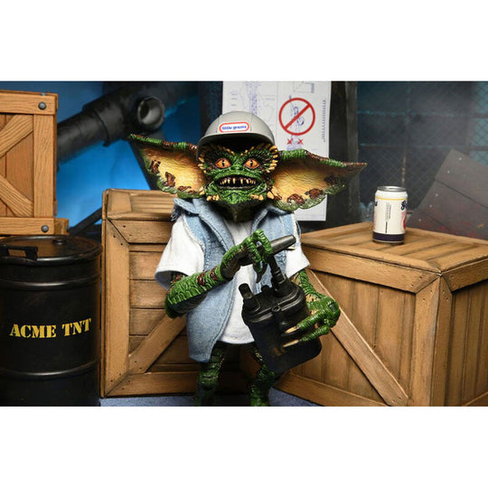 Accessoires inclus avec la figurine Gremlins 2 Ultimate Demolition NECA sur fond blanc