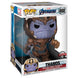Zoom sur les détails de la figurine Thanos Funko POP avec son gant de l'infini coloré