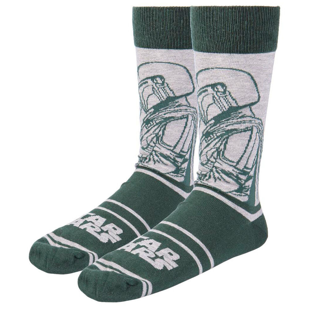 Présentation des chaussettes Mandalorian portées sur des pieds, démontrant leur confort et style
