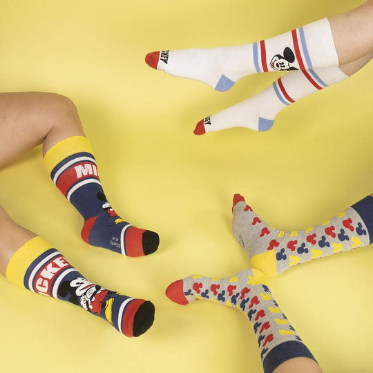 Ensemble des trois chaussettes Disney Mickey alignées, présentant différents designs originaux du personnage