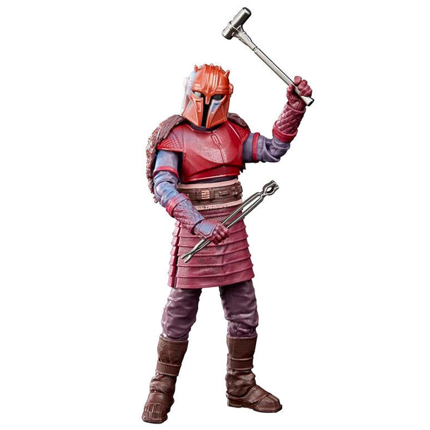 Vue rapprochée de la figurine articulée The Armorer montrant les accessoires inclus et la qualité des finitions