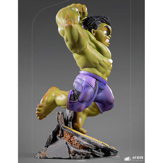 Base en débris d'asphalte sous la figurine Hulk MiniCo, accentuant l'effet de scène de combat.
