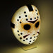 Lampe masque Jason posée sur une table, ambiance sombre avec lumière douce