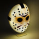 Lampe masque Jason posée sur une table, ambiance sombre avec lumière douce