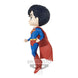Vue latérale de la figurine Superman Q Posket mettant en valeur la cape rouge flottante