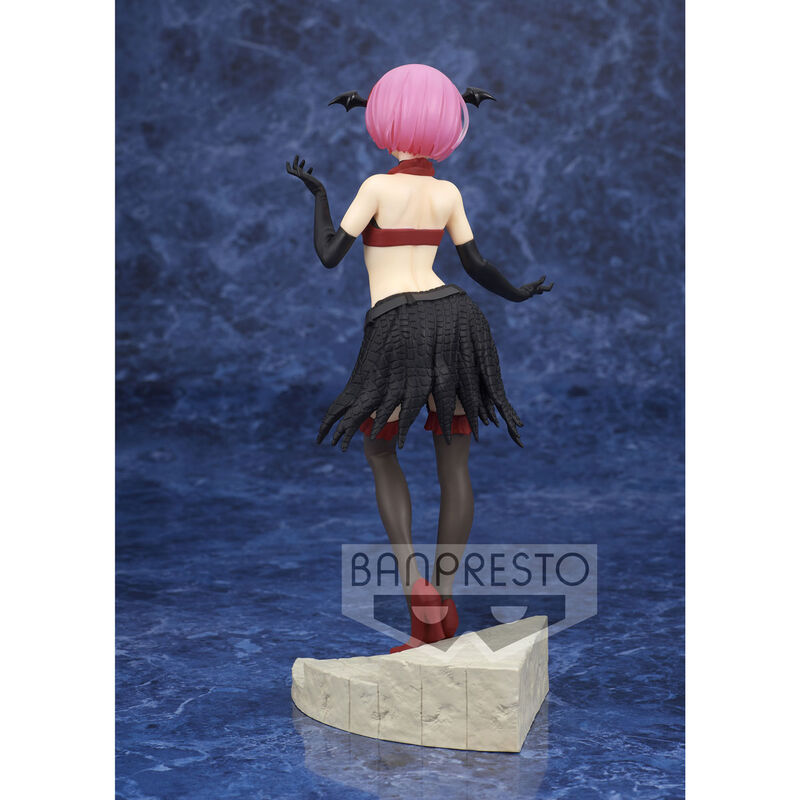 Zoom sur les mains sculptées avec précision de la figurine Ram Re:Zero