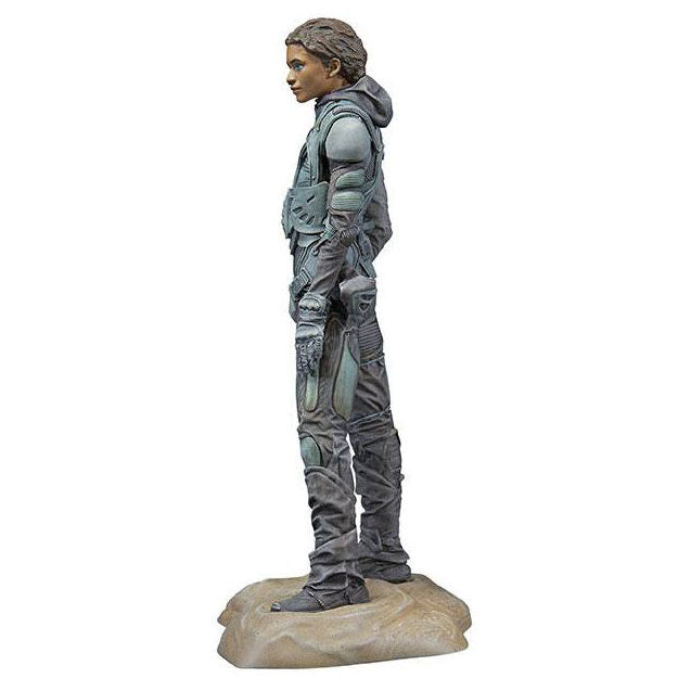Vue arrière de la figurine Dune Chani mettant en valeur la cape et les accessoires