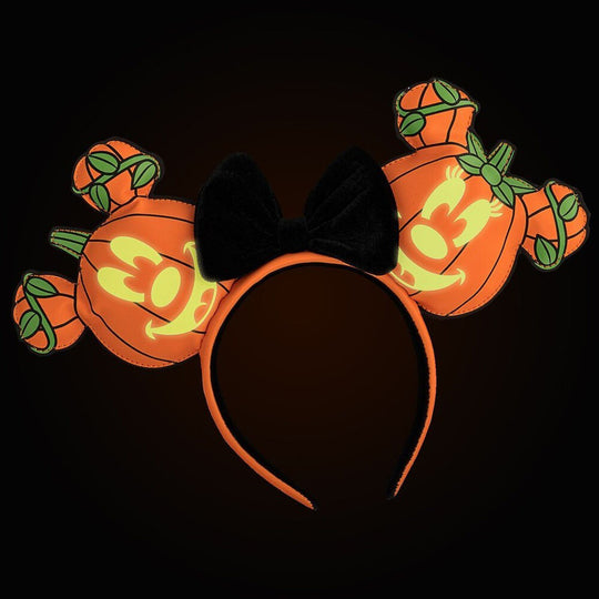 Photo rapprochée du serre-tête Loungefly Disney mettant en valeur la tête de citrouille et les oreilles noires de Mickey