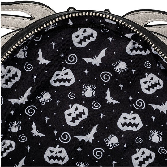 Sac à dos Loungefly Jack Skellington posé sur un fond neutre, mettant en valeur ses dimensions compactes de 26x20 cm