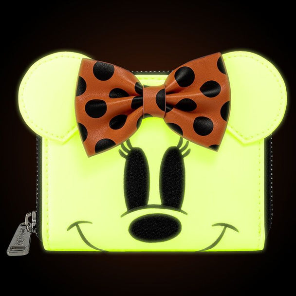 Détail du motif Minnie fantôme sur le portefeuille Loungefly en gros plan