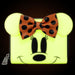 Détail du motif Minnie fantôme sur le portefeuille Loungefly en gros plan