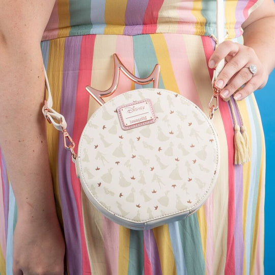 Gros plan sur la texture et les finitions du sac Loungefly Disney Princess Couronne