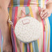 Gros plan sur la texture et les finitions du sac Loungefly Disney Princess Couronne