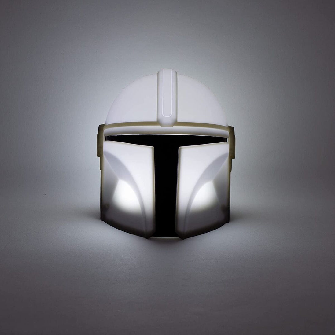 Vue latérale de la lampe Mandalorian Star Wars montrant sa finesse et design