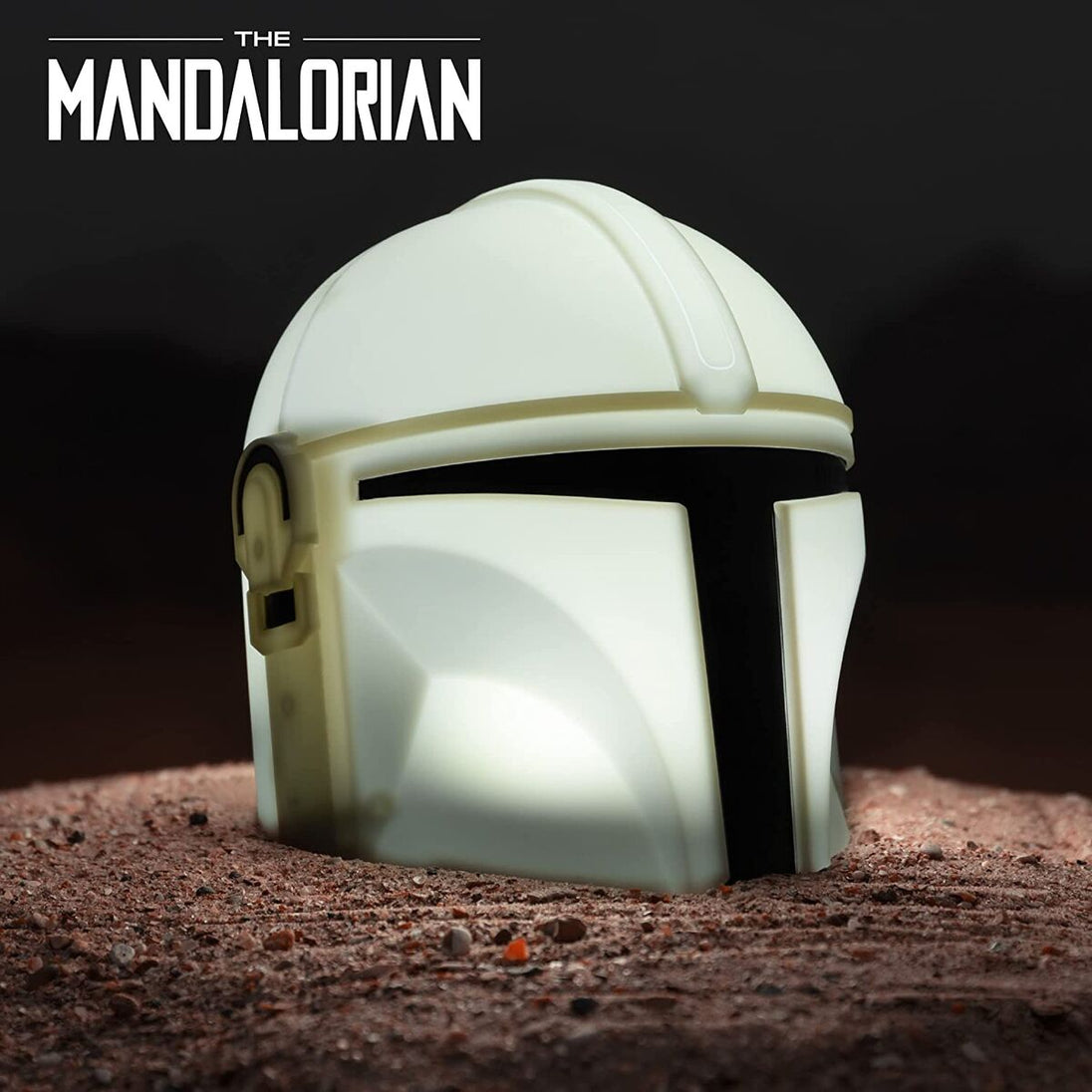 Lampe Mandalorian posée sur un bureau moderne avec ambiance geek