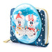 Détail du motif Mickey et Minnie bonhomme de neige imprimé sur le portefeuille Loungefly