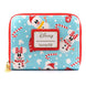 Portefeuille Loungefly Disney posé sur une surface blanche avec un fond hivernal flou.