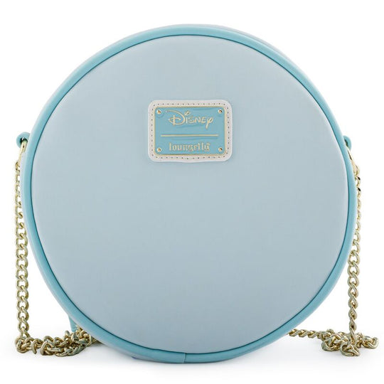 Image du sac Loungefly Disney porté en bandoulière avec décorations hivernales