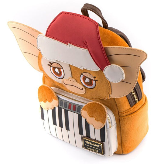 Sac à dos Loungefly Gremlins Christmas Gizmo porté par un mannequin en extérieur